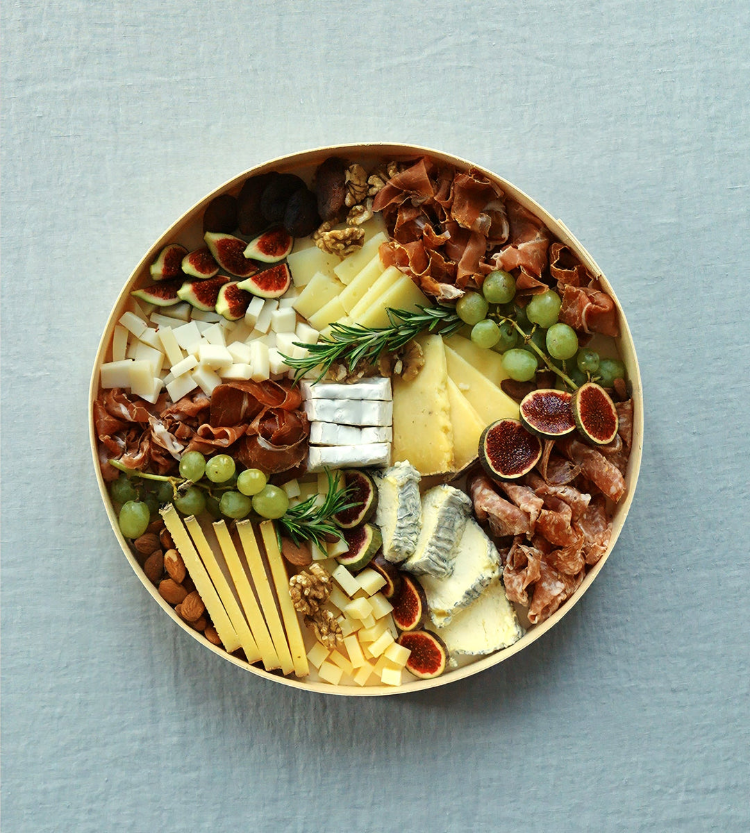 Ein besipielhaftes Bild der Käse Charcuterie box mit vielen verschiedenen Sorten von Käse und Aufschnittware. Angeordnet in einer Schönen holzbox Weckt es den Appetit und ist ideal für einen Genus abend zu zweit oder das kleine Aperitiv mit Freunden